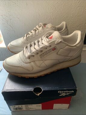 Reebok men’s White Leather Classic Sneakers with Gum Sole